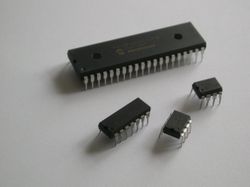 Quatre microcontrôleurs PIC de familles différentes : 18F, 16F, 12F et 10F