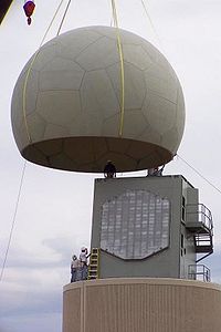 Installation de l'antenne d'un ancien radar SPY-1A de la US Navy au National Severe Storms Laboratory, Norman, Oklahoma
